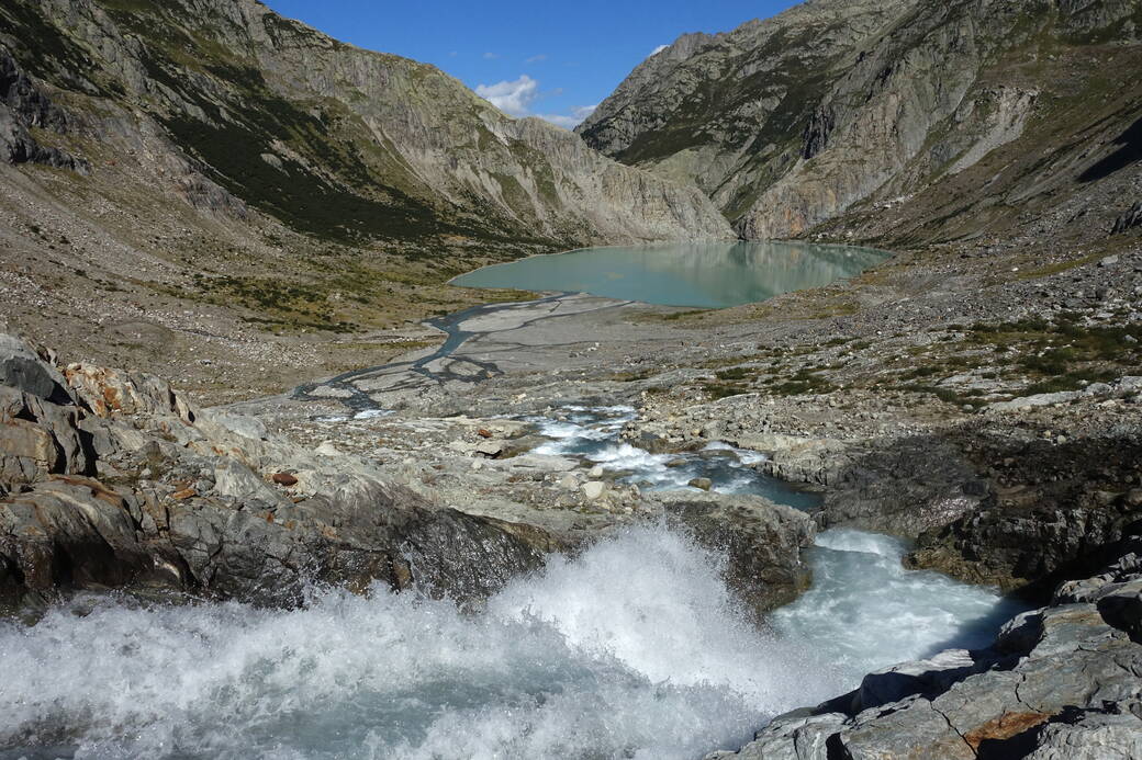 Das wilde Triftwasser stürzt in vielen Kaskaden über Felsstufen, bevor es sich in der Schwemmebene vor dem Triftsee in viele Bacharme verzweigt.