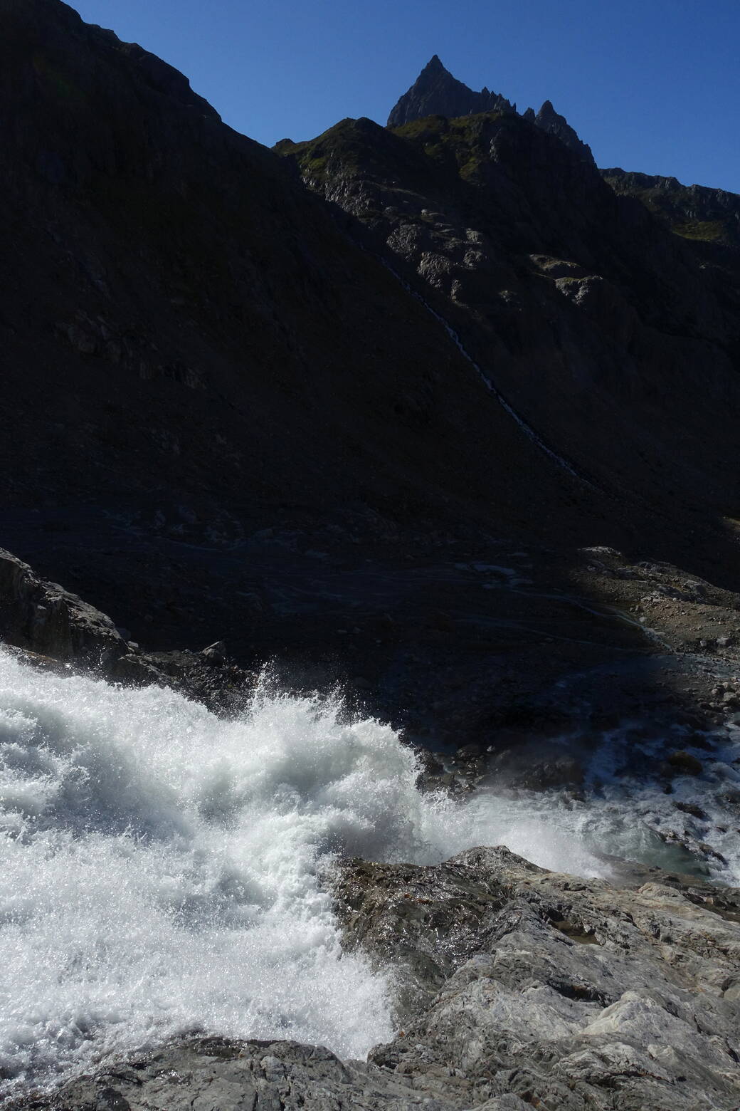 Licht und Schatten am wilden Triftwasser, im Hintergrund das Windegghorn